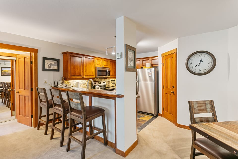 Condo, 2 Bedrooms | Dining