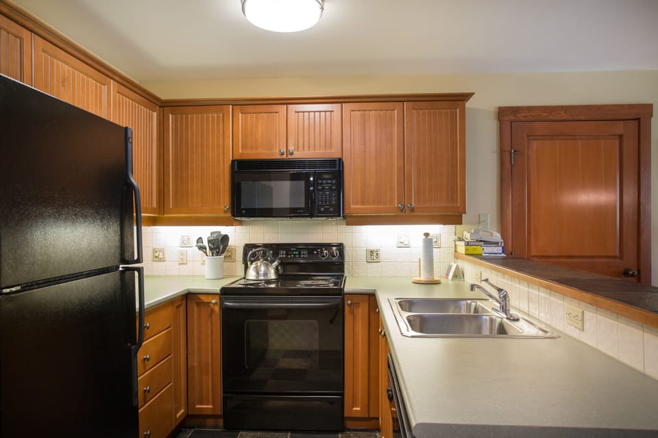 Condo, 2 Bedrooms | Private kitchen | Fridge, oven, coffee/tea maker, toaster
