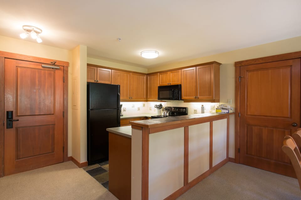 Condo, 2 Bedrooms | Private kitchen | Fridge, oven, coffee/tea maker, toaster