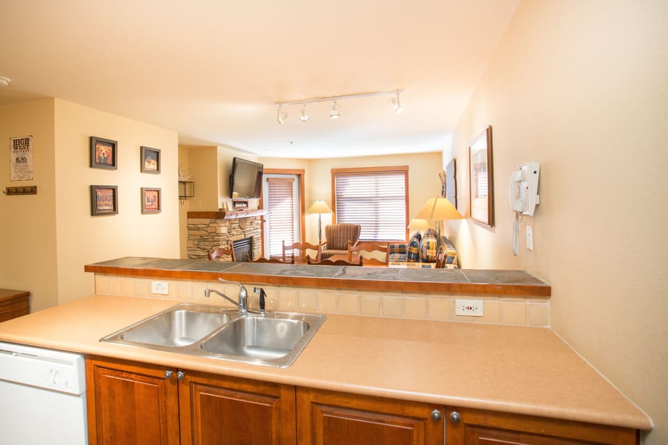 Condo, 1 Bedroom | Private kitchen | Coffee/tea maker, fridge, oven, toaster