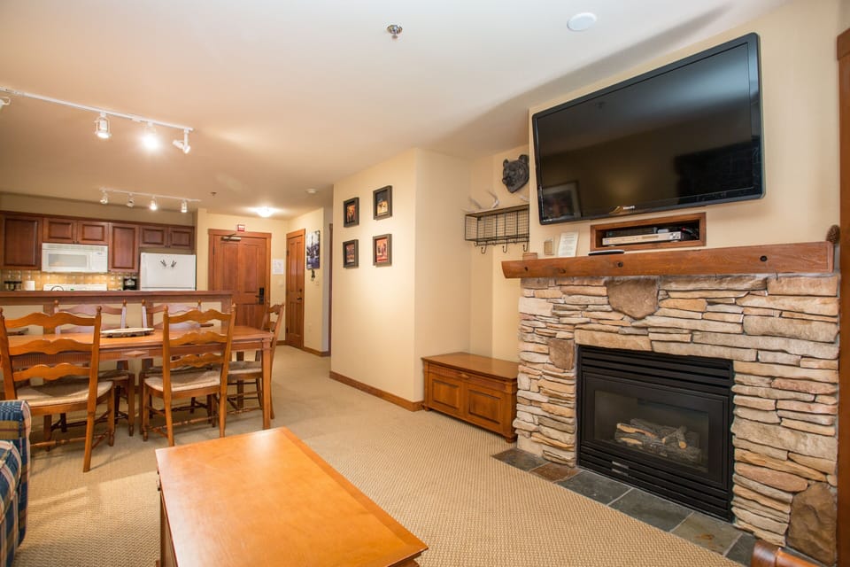 Condo, 1 Bedroom | Living area