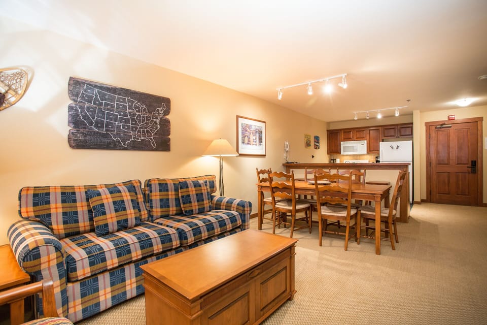 Condo, 1 Bedroom | Living area