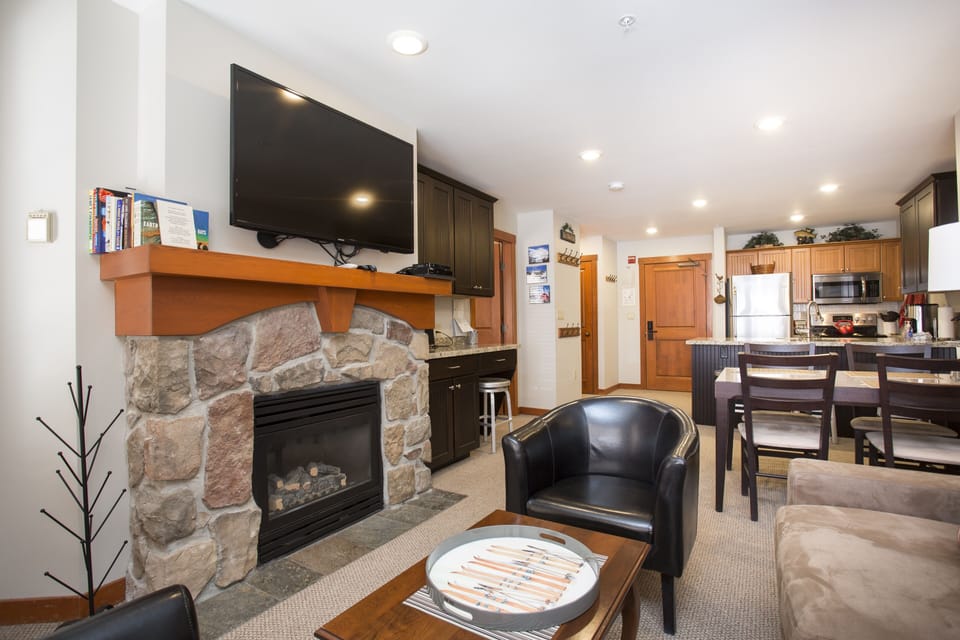 Condo, 2 Bedrooms | Living area