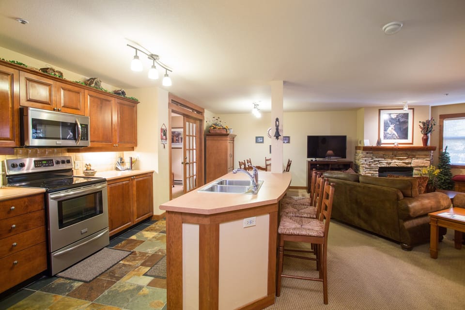 Condo, 1 Bedroom | Private kitchen | Coffee/tea maker, fridge, oven, toaster
