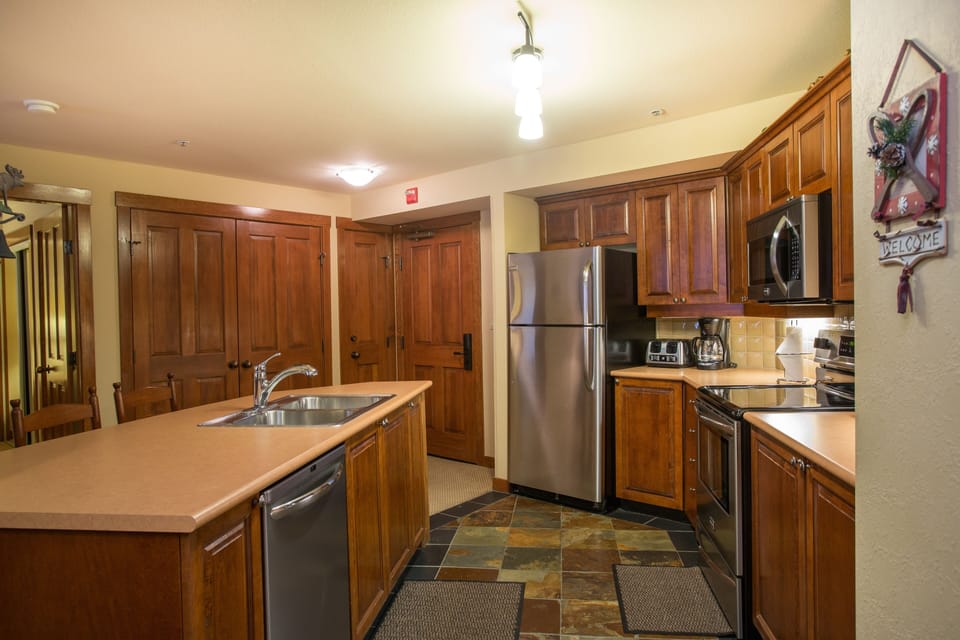 Condo, 1 Bedroom | Private kitchen | Coffee/tea maker, fridge, oven, toaster