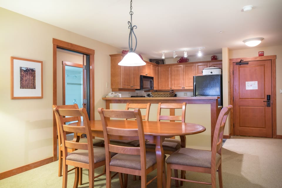 Condo, 2 Bedrooms | Dining