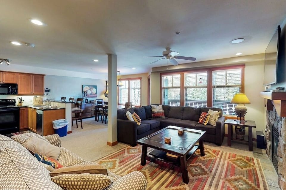 Condo, 2 Bedrooms | Living area