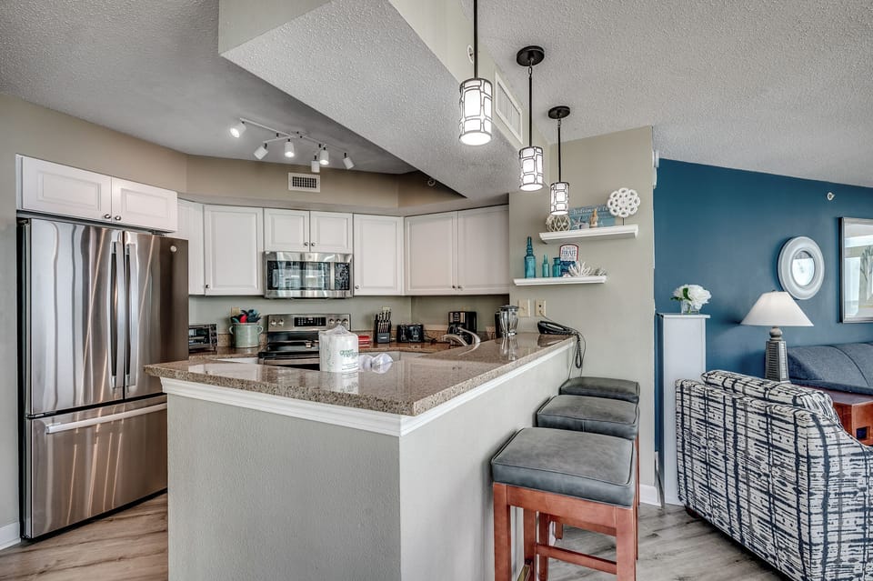 Eat-in kitchen bar seating