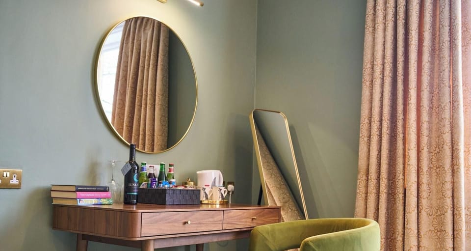 Superior Room, 1 King Bed, Ensuite | Desk, iron/ironing board, WiFi (free)