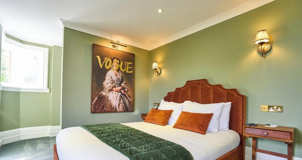 Honeymoon Room, Ensuite | Desk, iron/ironing board, WiFi (free)