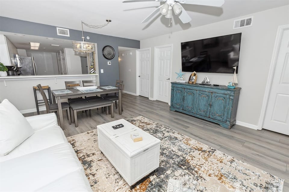 Condo, 2 Bedrooms | Living area