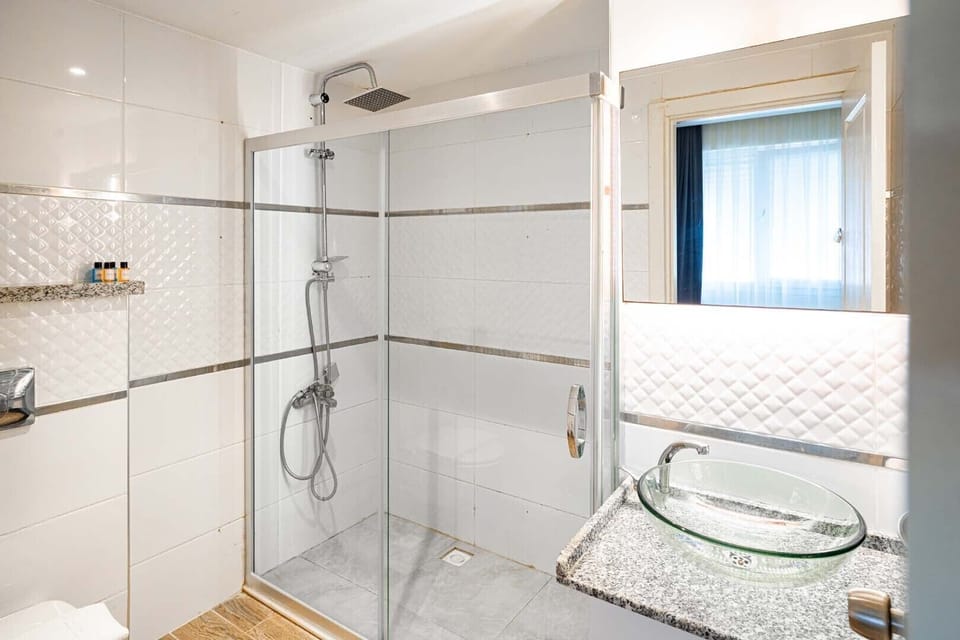 Standard Room, 1 Double Bed with Sofa bed, Smoking, Kitchenette | Bathroom | Combined shower/tub, jetted tub, hair dryer, slippers