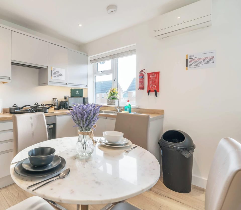 FULLY EQUIPPED OPEN-PLAN KITCHEN AND DINING