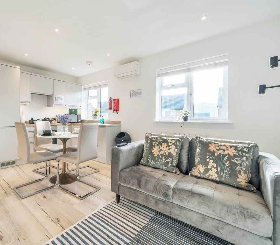 THE OPEN PLAN LAYOUT IS GREAT FOR QUALITY TIME OPEN PLAN LIVING SPACE