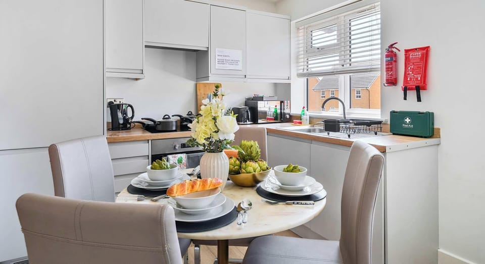 FULLY EQUIPPED OPEN-PLAN KITCHEN AND DINING