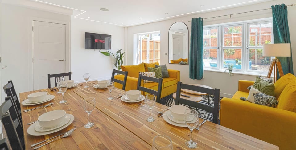 OPEN PLAN LIVING AND DINING AREA