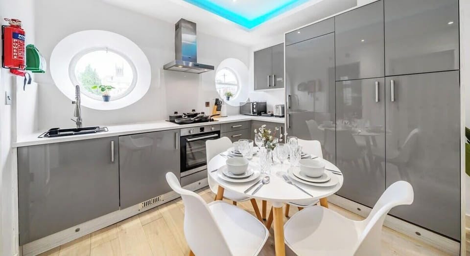 THE PERFECT SPOT FOR TEAM OR FAMILY MEALS AND PLANNING THE NEXT DAY