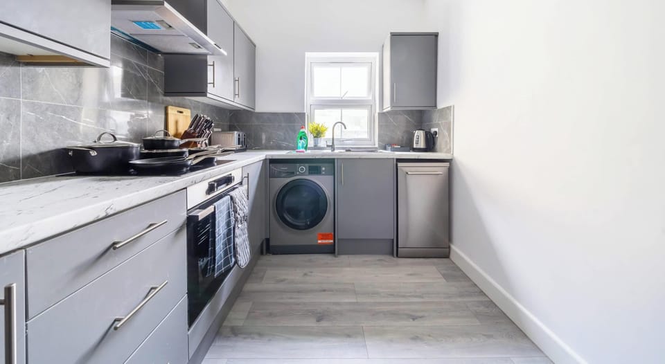 LARGE FULLY-EQUIPPED KITCHEN FOR HOME-COOKED MEALS