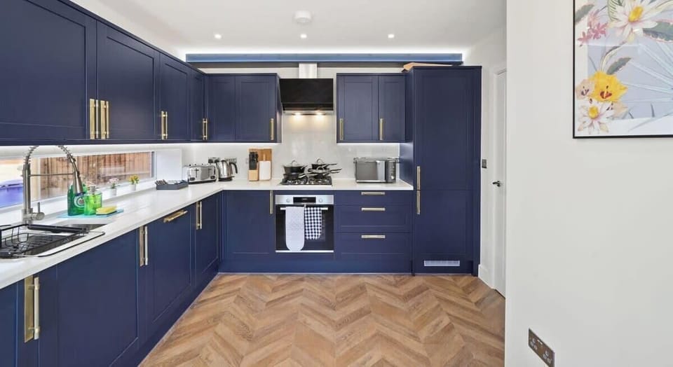 KITCHEN WITH BUILT IN FRIDGE FREEZER AND DISHWASHER