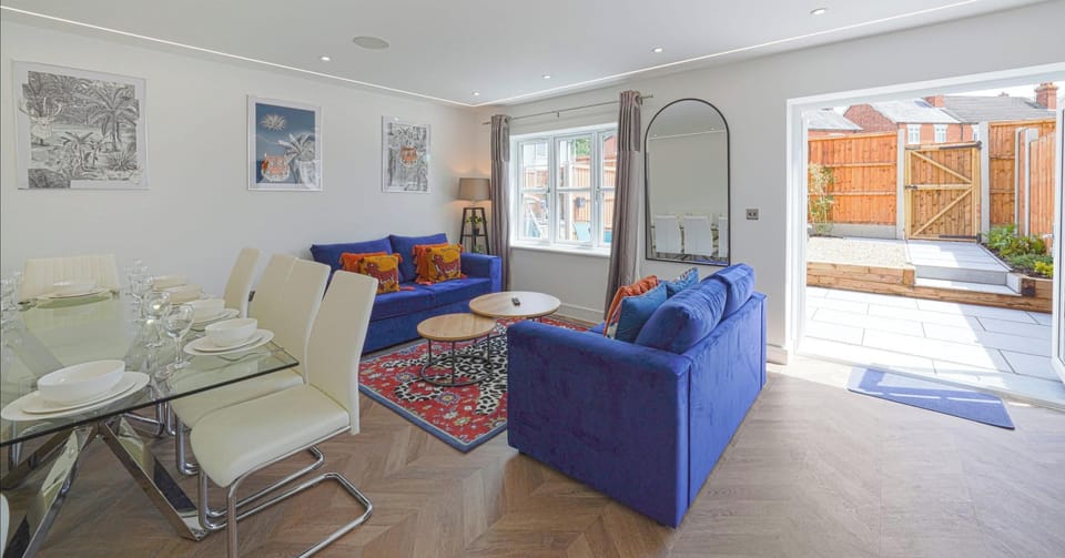 OPEN PLAN LIVING AREA