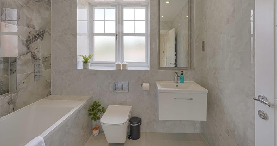 BATHROOM WITH SHOWER OVER BATH