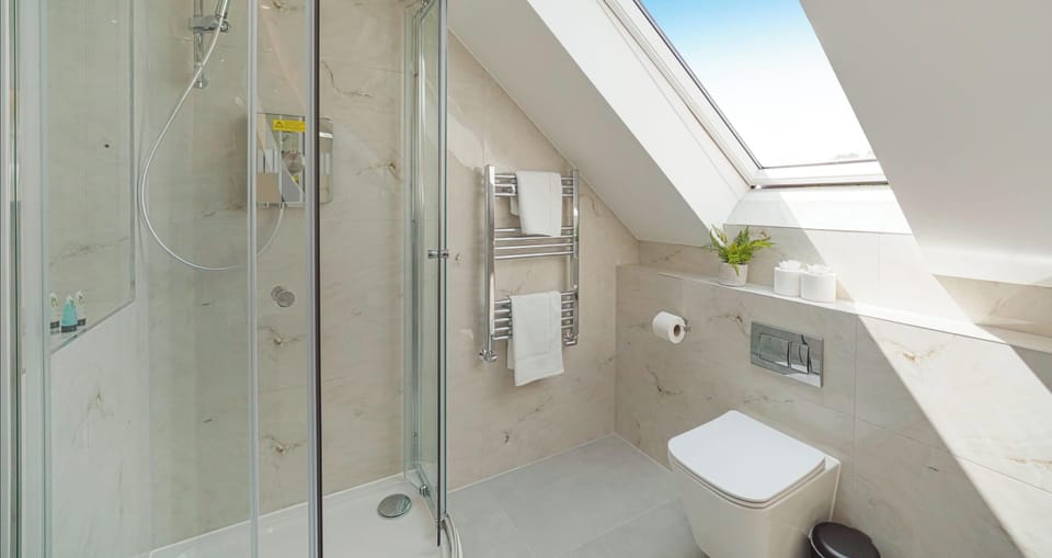 BATHROOM WITH FREE TOILETRIES