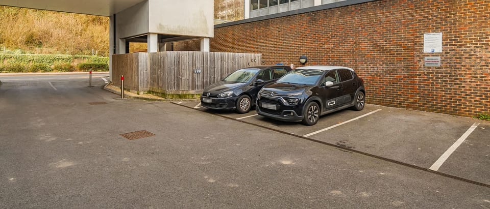 PRIVATE PARKING FFOR GUESTS