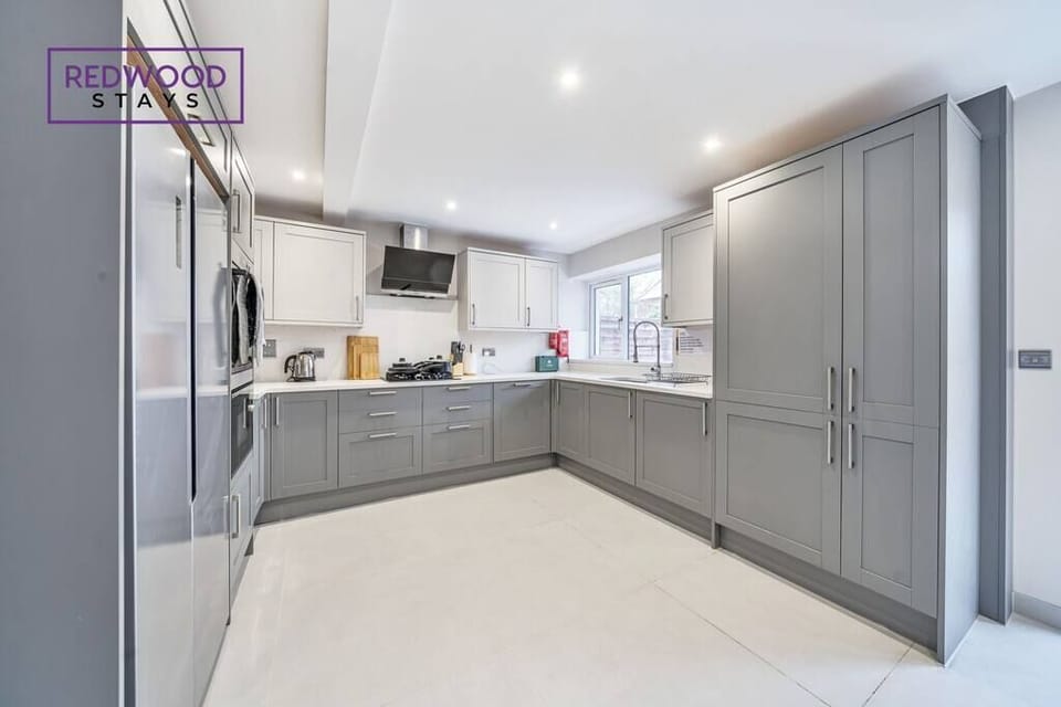 LARGE FULLY-EQUIPPED KITCHEN FOR HOME-COOKED MEALS