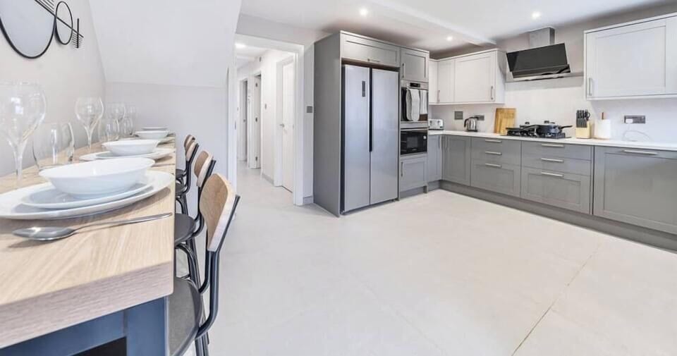 FULLY EQUIPPED SPACIOUS KITCHEN WITH 4-SEATER COUNTER