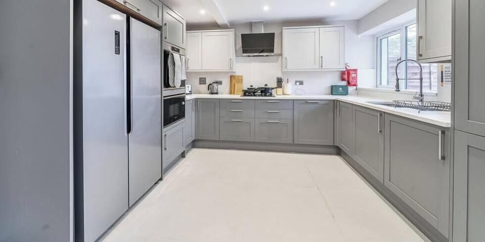 FULLY EQUIPPED SPACIOUS KITCHEN
