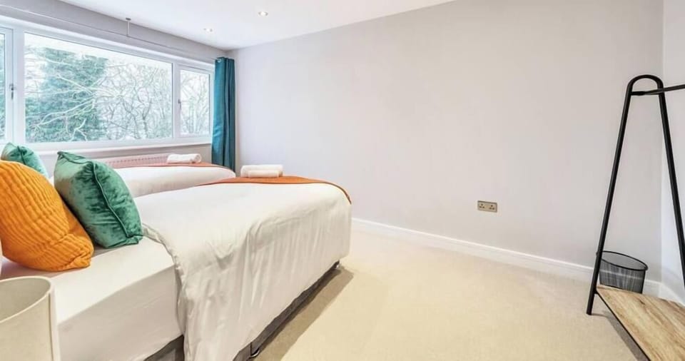 TWIN ROOM WITH WIDE WINDOWS