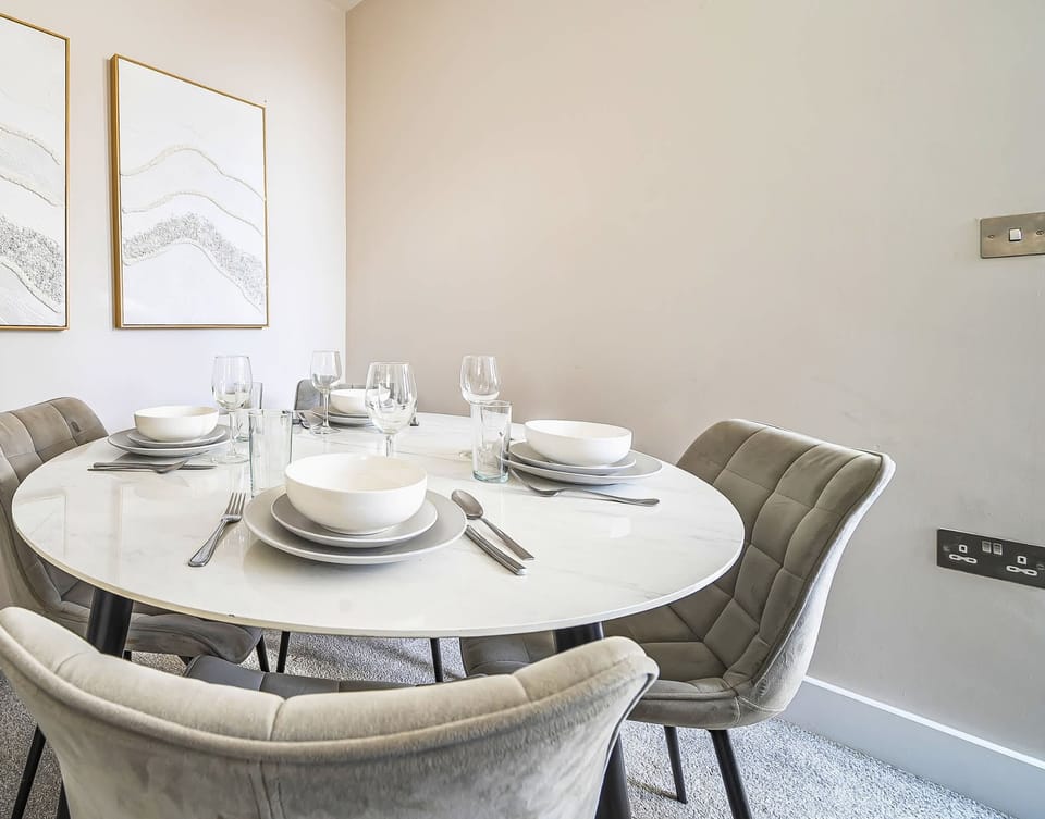 CLASSY DININGWARES FOR GUESTS