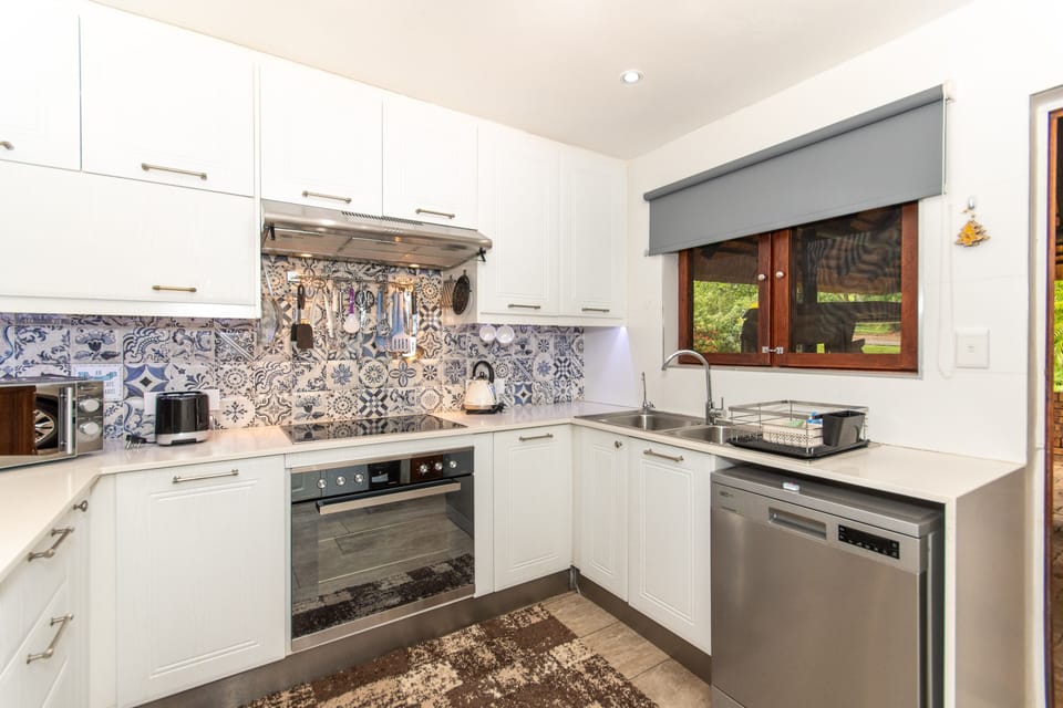 Full-size fridge, microwave, oven, stovetop