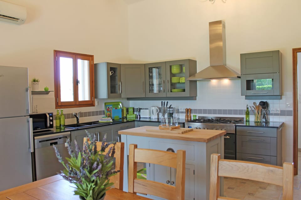 Deluxe House | Private kitchen | Fridge, coffee/tea maker, electric kettle, highchair