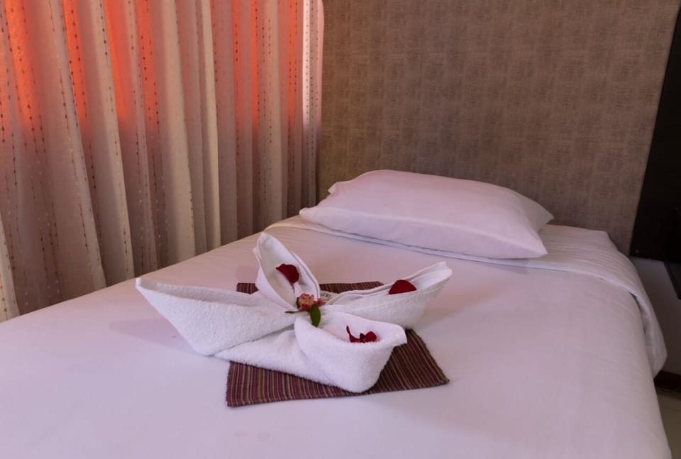 Basic Single Room, 1 Twin Bed | Individually decorated, iron/ironing board, free WiFi, bed sheets