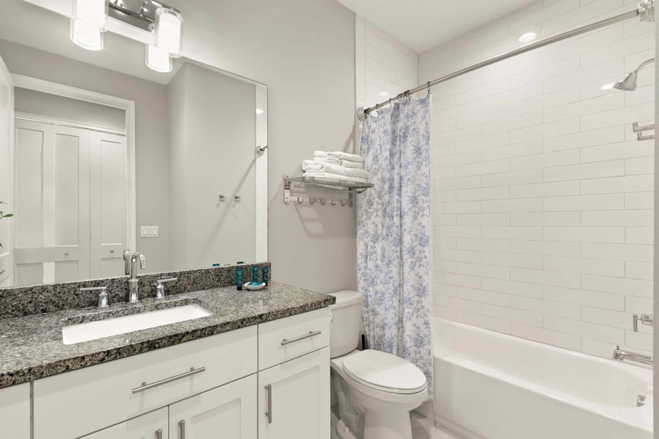 Full Hallway Bathroom with Tub