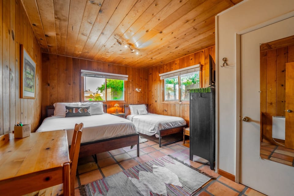 Guest bedroom with a king and a twin bed