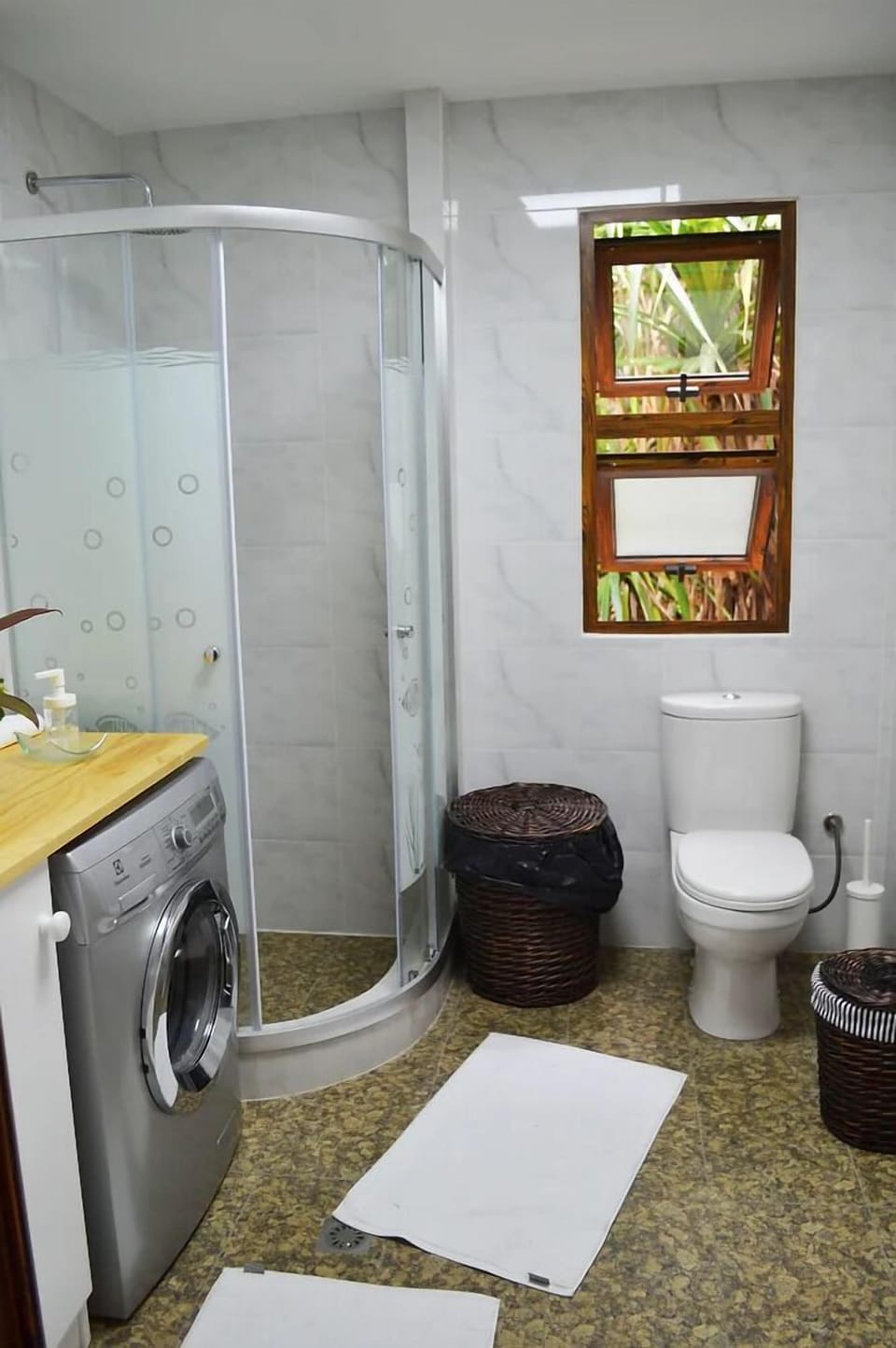 Shower, rainfall showerhead, free toiletries, hair dryer