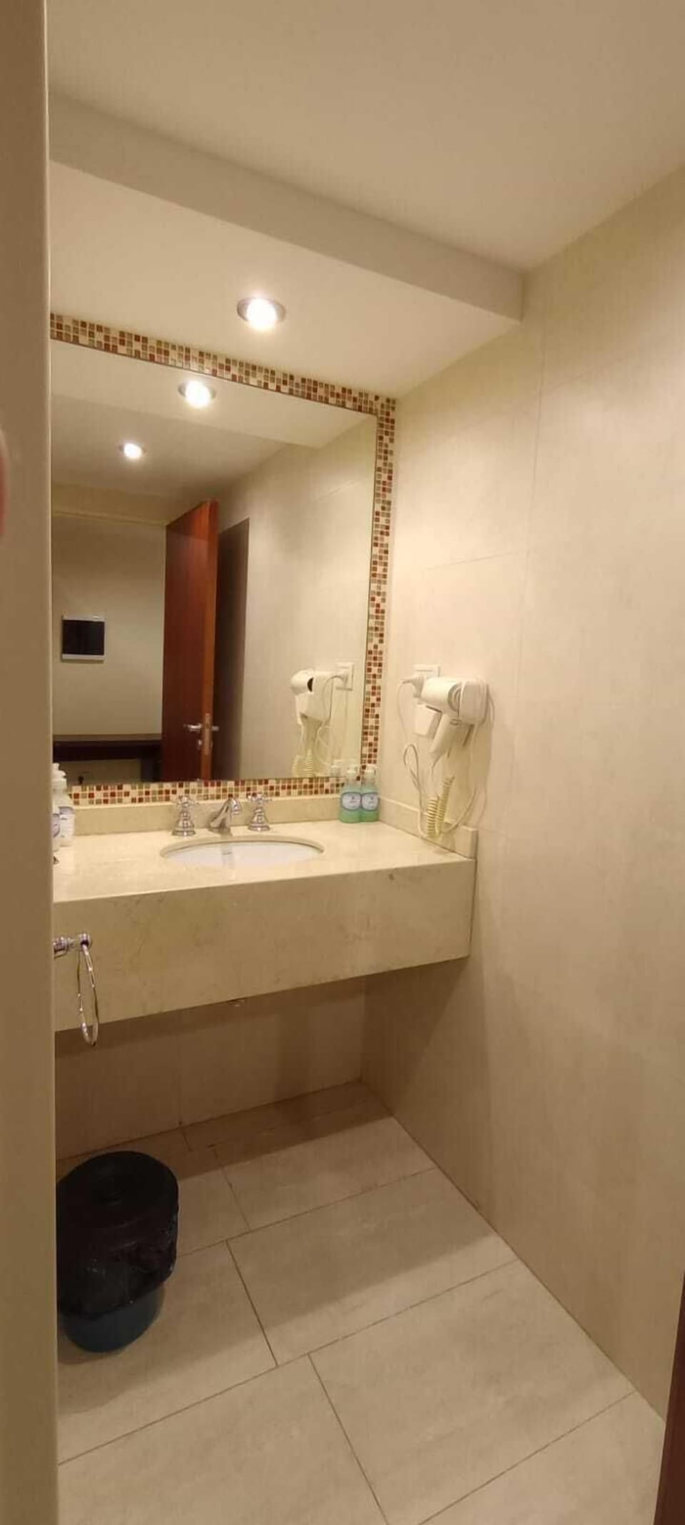 Standard Apartment | Bathroom | Hair dryer, bidet