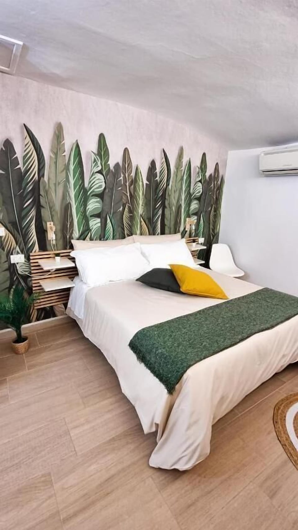 Comfort Room, 1 Queen Bed | Down comforters, desk, soundproofing, free WiFi