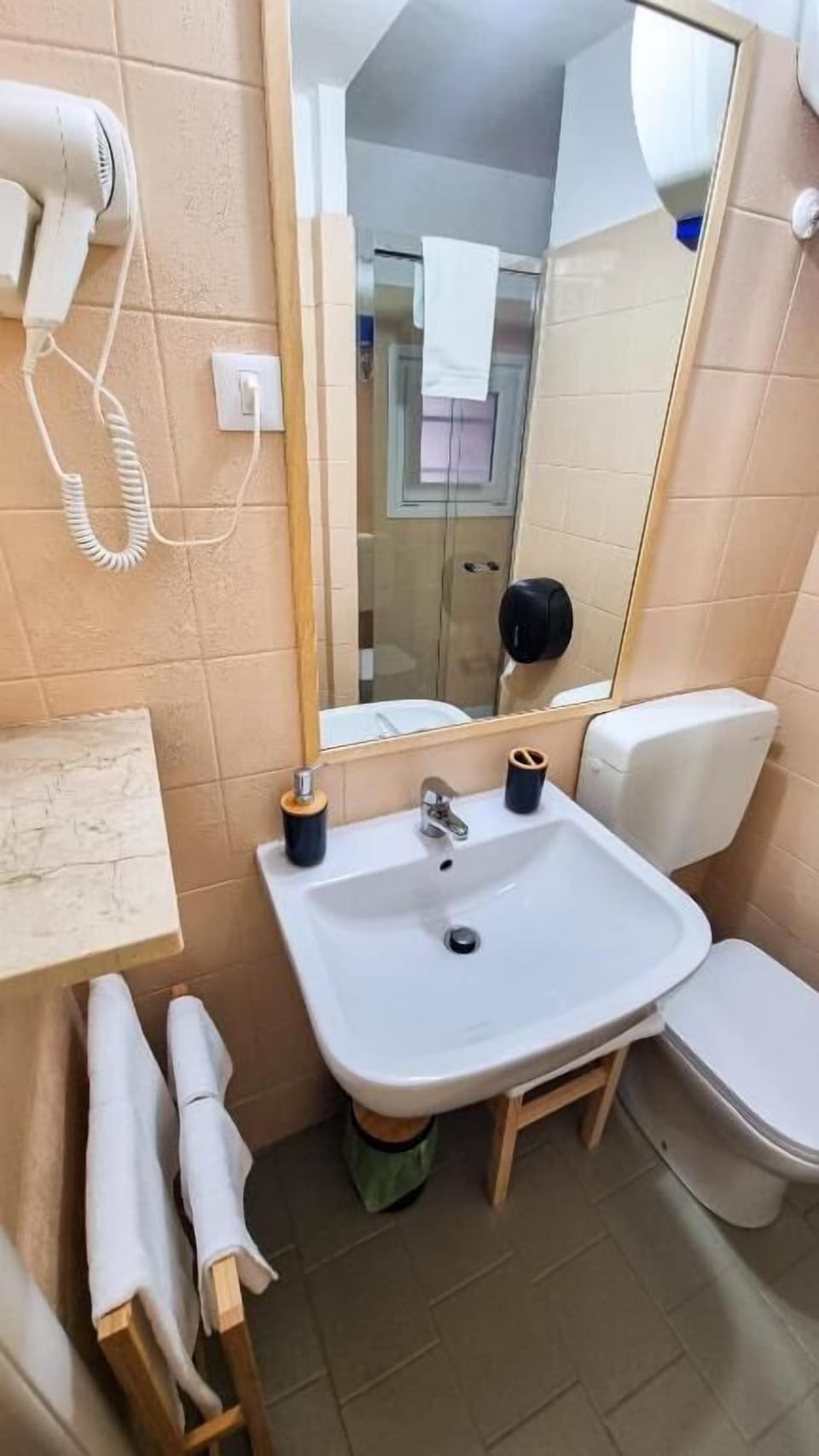 Comfort Room, 1 Queen Bed | Bathroom sink