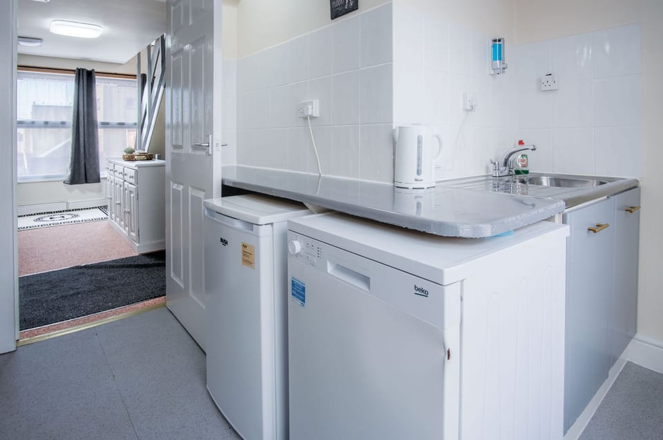 Apartment (2 Bedrooms) | Private kitchen | Microwave, oven, stovetop, dishwasher