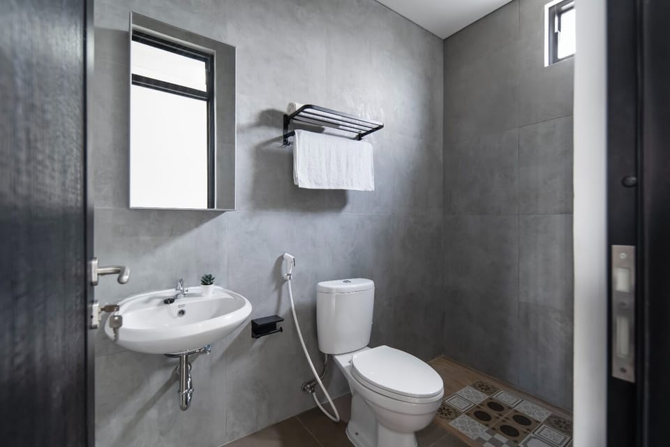 Deluxe Double Room | Bathroom | Shower, free toiletries, towels