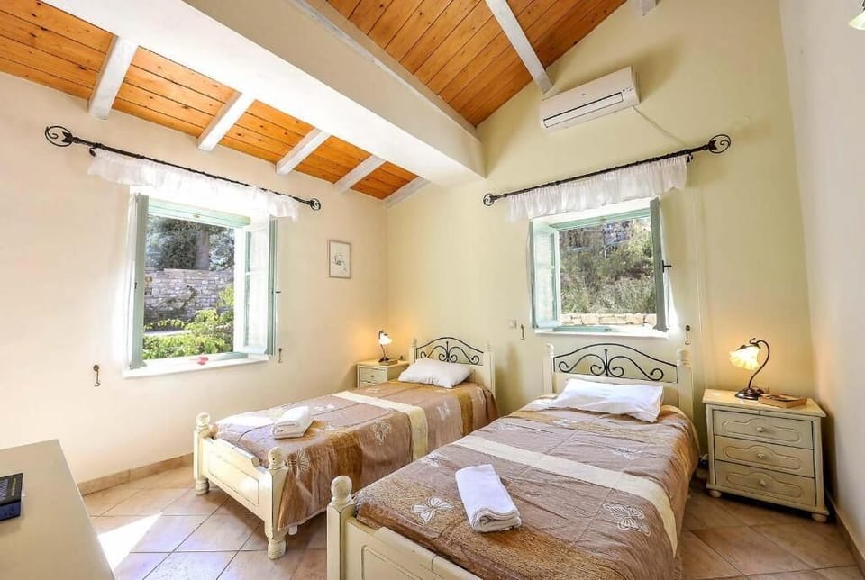 Twin bedroom with A/C