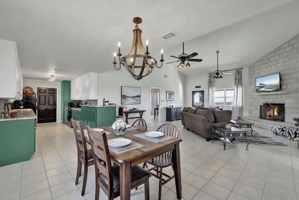 Open floorplan makes entertaining a breeze.
