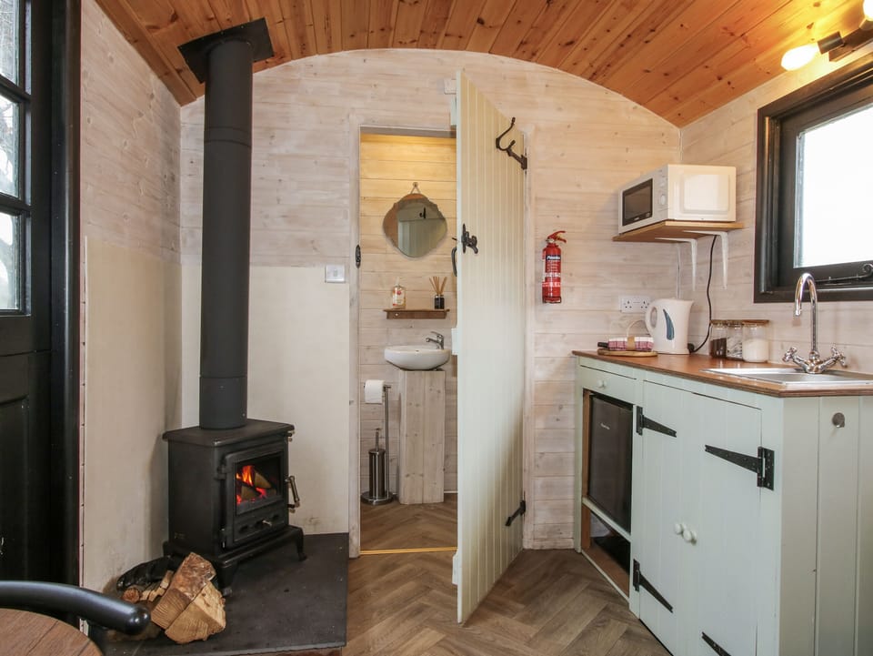 Cottage | Private kitchen | Fridge, electric kettle, toaster, cookware/dishes/utensils