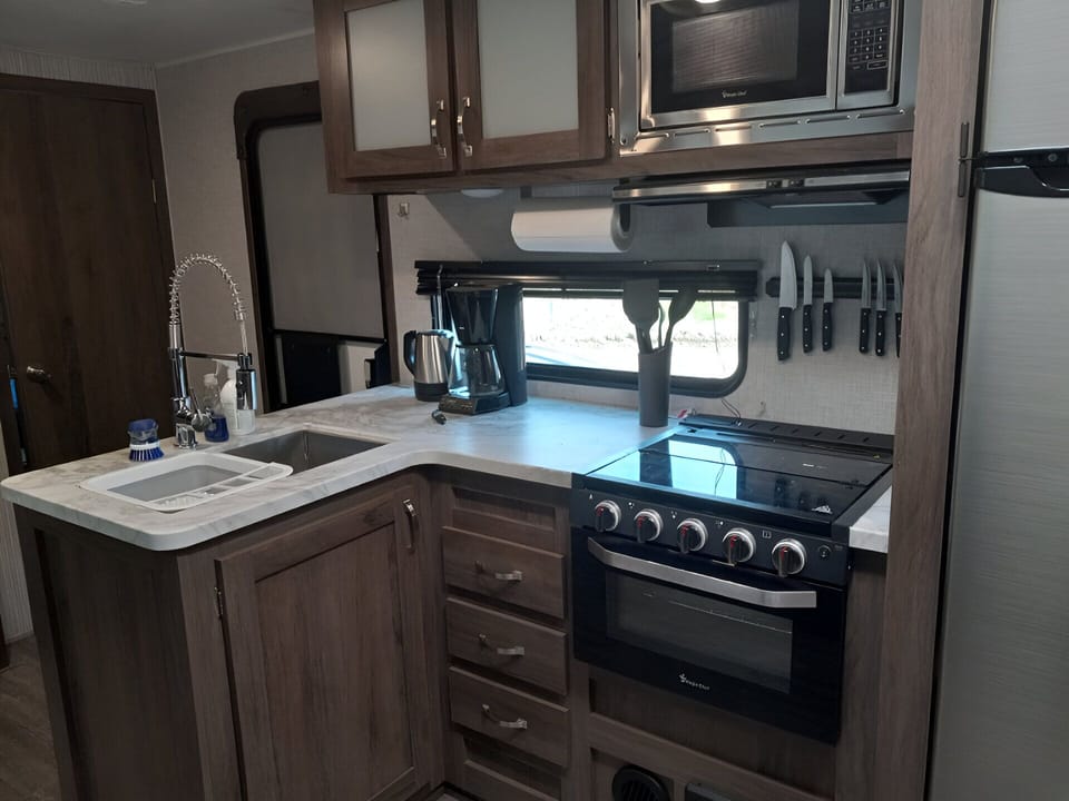 Everything you need in a kitchen is all here!