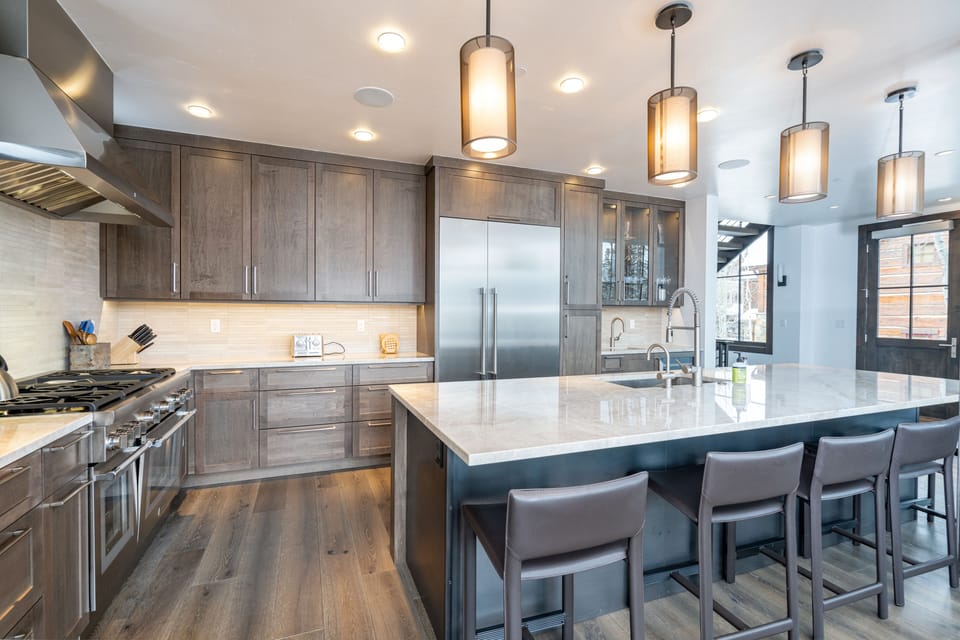 Kitchen - Breakfast bar seating for 5