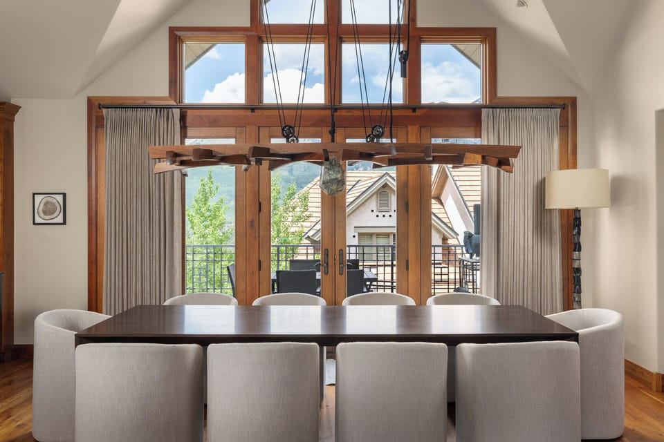 Dining Room - French doors provide access to the deck