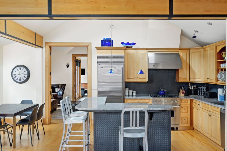 Kitchen - Fully equipped kitchen with stainless steel appliances